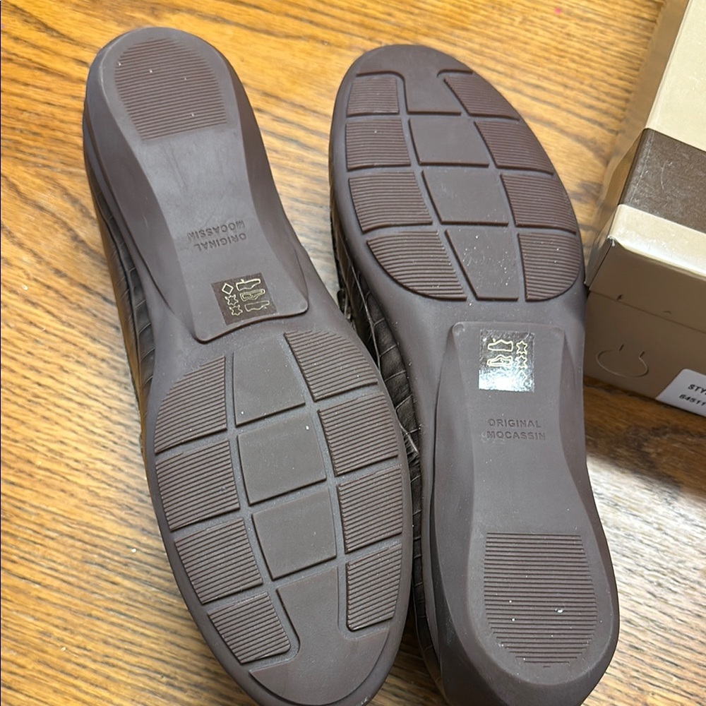 Gold Chain Brown Flats with Crocodile Pattern - Picture 7 of 7
